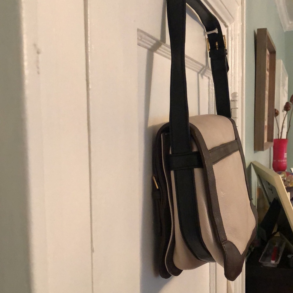 Tori Burch faux tan leather with brown detail - Picture 3 of 7